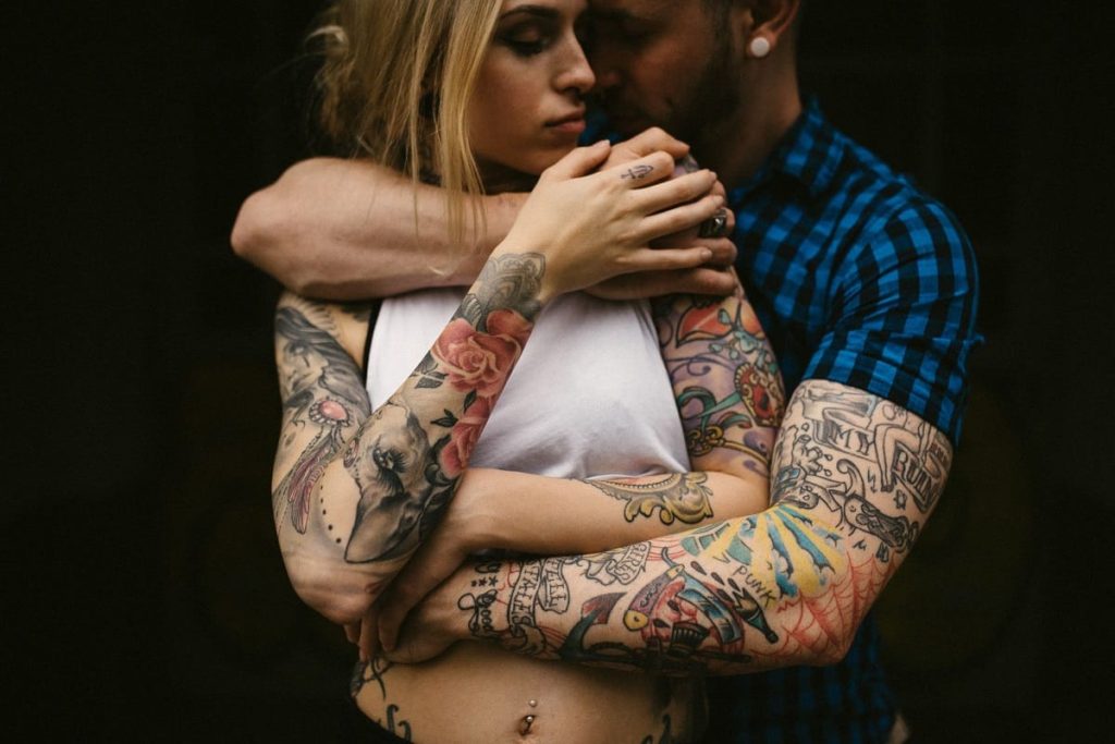 Брюнетка и блондинка устроили случайный секс втроем с татуированным парнем